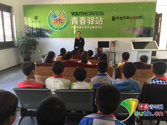 丹凤县棣花镇景区青春驿站服务人员梁洒为留守儿童进行自护教育。周海渊供图 丹凤县棣花镇景区青春驿站服务人员梁洒为留守儿童进行自护教育。周海渊供图