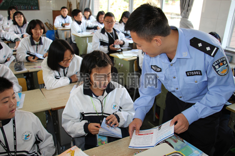 “平安课堂”为孩子们送去安全