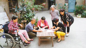 西关正街社区工作人员上门为老人办理高龄补贴年审工作