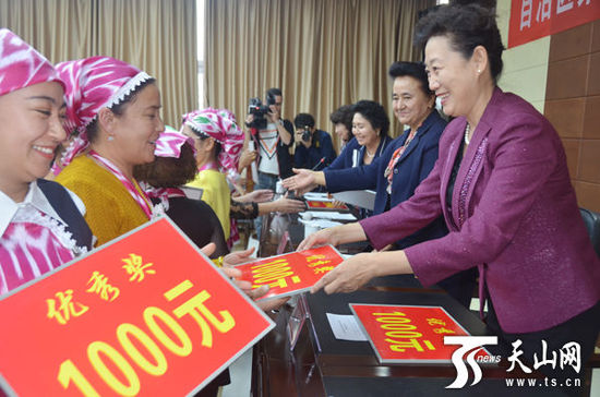 总结表彰大会现场。