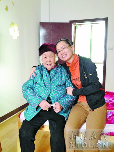 易娭毑和社区养老中心工作人员在一起
