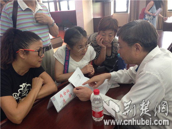 内分泌科李竞教授给现场老年人义诊/