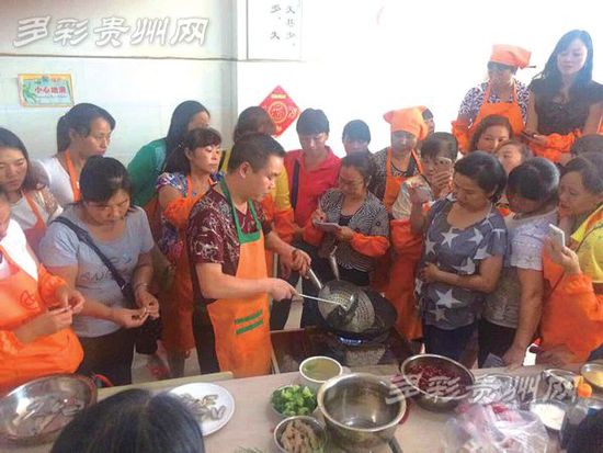 学员们正在学习烹饪。