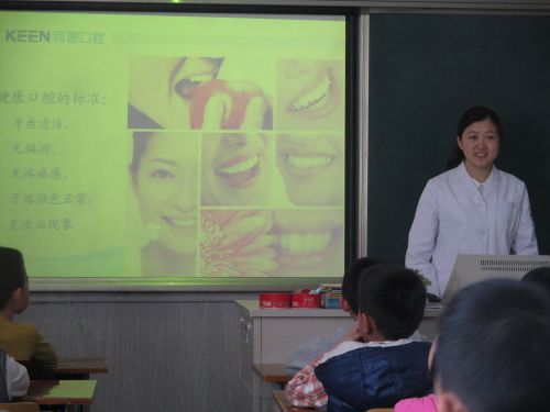 阿姨讲解口腔知识