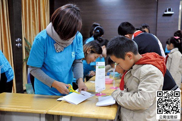 本报讯 课堂中的期待与好奇,孕育着未来的科学家、发明家。10月13日,全球知名的多元化医疗保健公司雅培和其慈善基金会--雅培基金会携手中国科协青少年科技中心在昆明市五华区海屯路海源小学开展了第六届雅培家庭科学教育公益项目--“创玩科学欢乐行”,为孩子们带来了一堂科学启蒙课。
