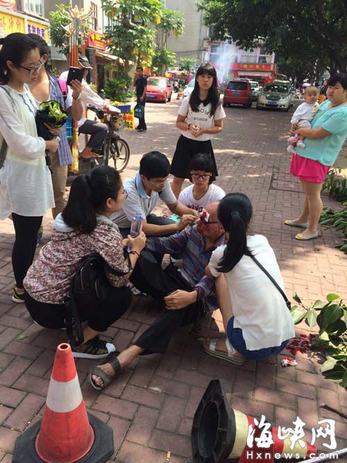 多名路人扶起老人,还帮他擦血(李先生供图)
