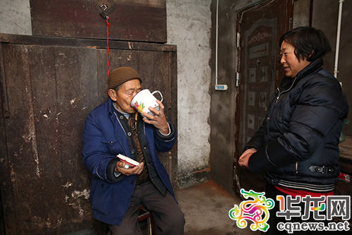 袁九梅细心照顾老人。