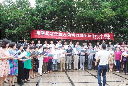 6月19日上午8时，市老年大学合唱团60多人，在东塔公园进行快闪合唱活动。现场打出《隆重纪念中国人民抗日战争胜利七十周年》横幅。合唱团男女四声部在黄作波老师指挥下合唱了《红军不怕远征难—长征组歌》，在公园晨练和路过的群众观看了合唱活动。