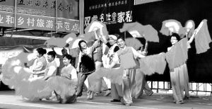 5月22日，一支中老年参赛队在中老年人健身节目展示活动中表演健身舞蹈。当日，甘肃酒泉市举办了中老年人健身舞蹈节目展示活动，该市300多名老干部和中老年人表演了舞蹈、独奏、健身秧歌、乒乓球、象棋等精彩的文体节目，让老年人在欢快的文体活动中感受晚年生活的乐趣。记者朱希彬