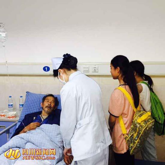 老人在医院救治，两个小姑娘守候在病床前。