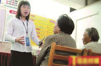 销售人员向顾客推销保健品(资料图)