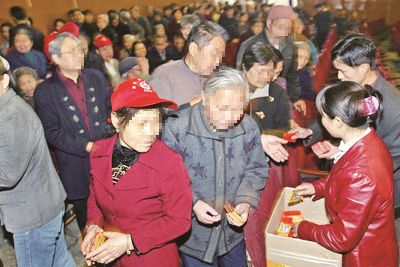 老人排队领取保健品(资料图)