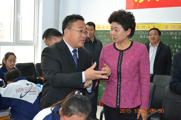 陶淑菊市长走进集宁新世纪中小学的高效课堂