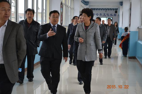 陶淑菊市长走进集宁新世纪中小学的高效课堂