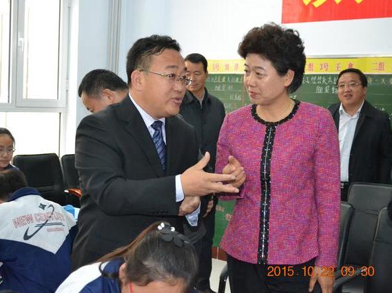 陶淑菊市长走进集宁新世纪中小学的高效课堂