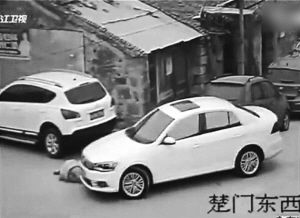 老人遭汽车碾轧瞬间