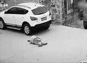 老人跌倒后无人上前搀扶