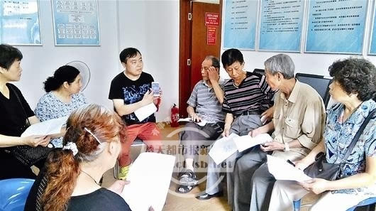 社区开班教老人玩转智能手机
