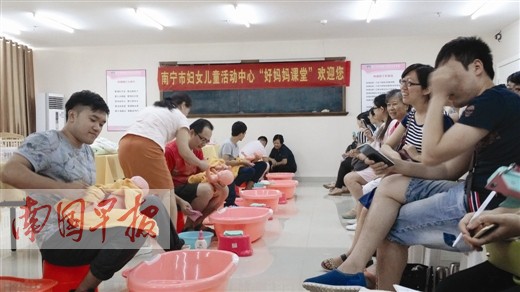 育儿专家介绍育儿经验 护理新生儿家长易陷三误区