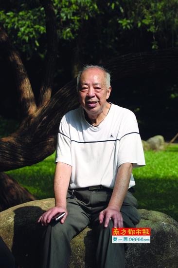 昨日上午,东湖公园。秋日的阳光里,77岁的莫名高回忆执教往事很是感慨。南都记者 孙振飞 摄