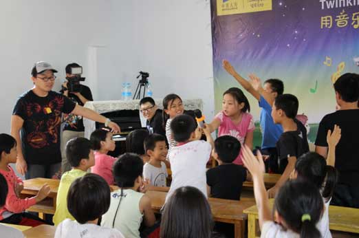 徐誉滕、赵佳霖唱响星星点灯留守儿童音乐课堂