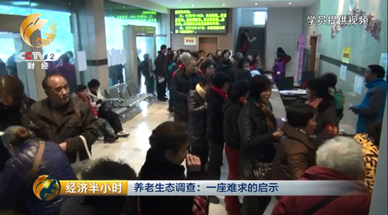 老人大学“一座难求” 报名现场堪比春运
