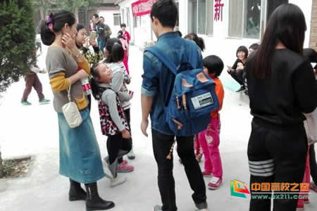北京北大方正软件技术学院青年志愿者走进东升
