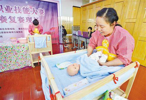 10月27日，重庆市妇女儿童培训活动中心，选手正在进行育婴技能比赛。当日，第四届中国·重庆职业技能大赛家政服务技能竞赛复赛在此举行，来自全市的110名选手同台竞技，争夺30名的决赛资格。记者