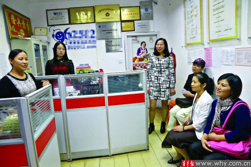 图片说明:周东秀(左一)一边扩大门店,一边把家政专业同窗、学妹网罗进公司。本版摄影青年报记者吴恺