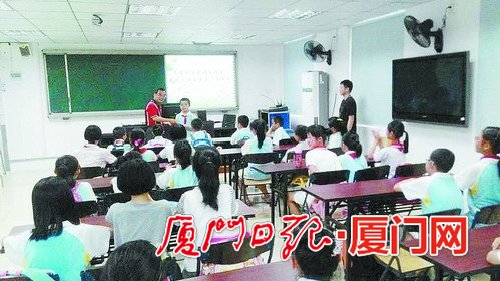 许幸福在幸福工作室教闽南语和闽南文化。(汪秋霞 摄)