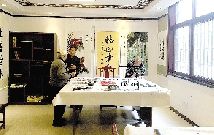三位老人正在挥毫泼墨