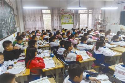 目击燕郊学校:教室内空间拥挤 校内动物园改课堂 目击燕郊学校:教室内空间拥挤 校内动物园改课堂