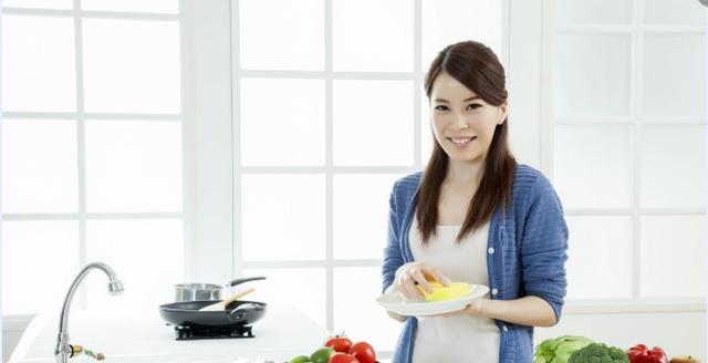 43岁女人坦言:当住家保姆工资8千,钱挣了不少