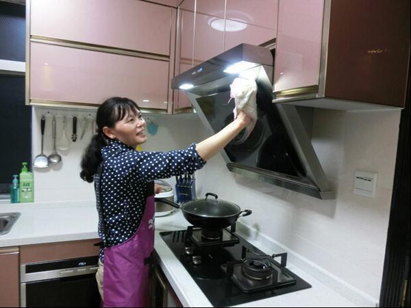 43岁女人坦言:当住家保姆工资8千,钱挣了不少