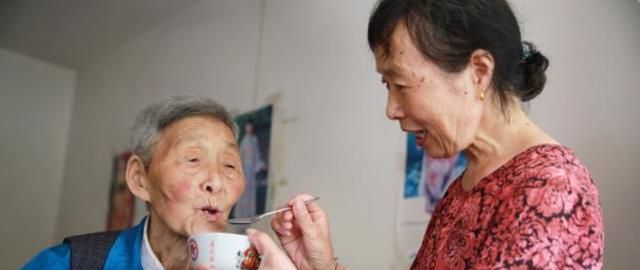 55岁农村阿姨到城里当住家保姆,每月6000工资,最后