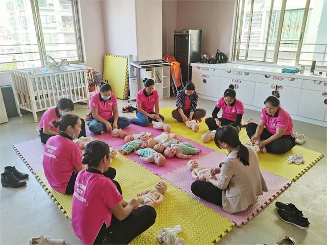 请育儿师多少钱一个月?51家庭管家有报价吗?