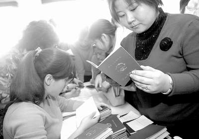 首批“育婴师”拿到资格证