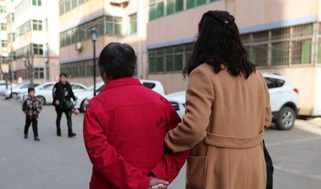 雇请45岁住家男保姆没多久,我就把他给辞退了,